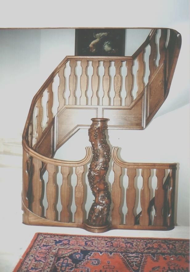 Eine Holztreppe mit einem Teppich davor