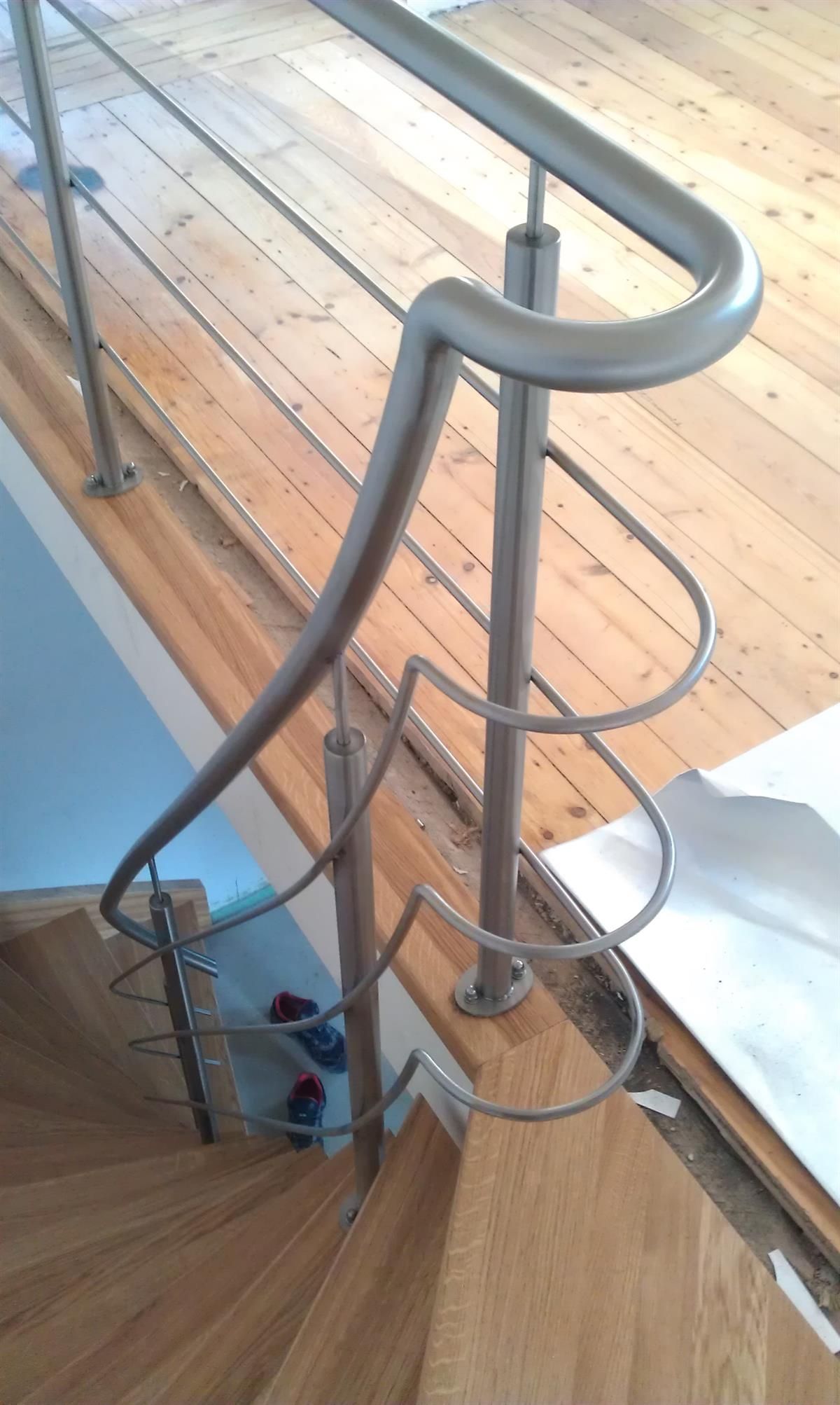 Eine Wendeltreppe mit Metallgeländer und Holzstufen