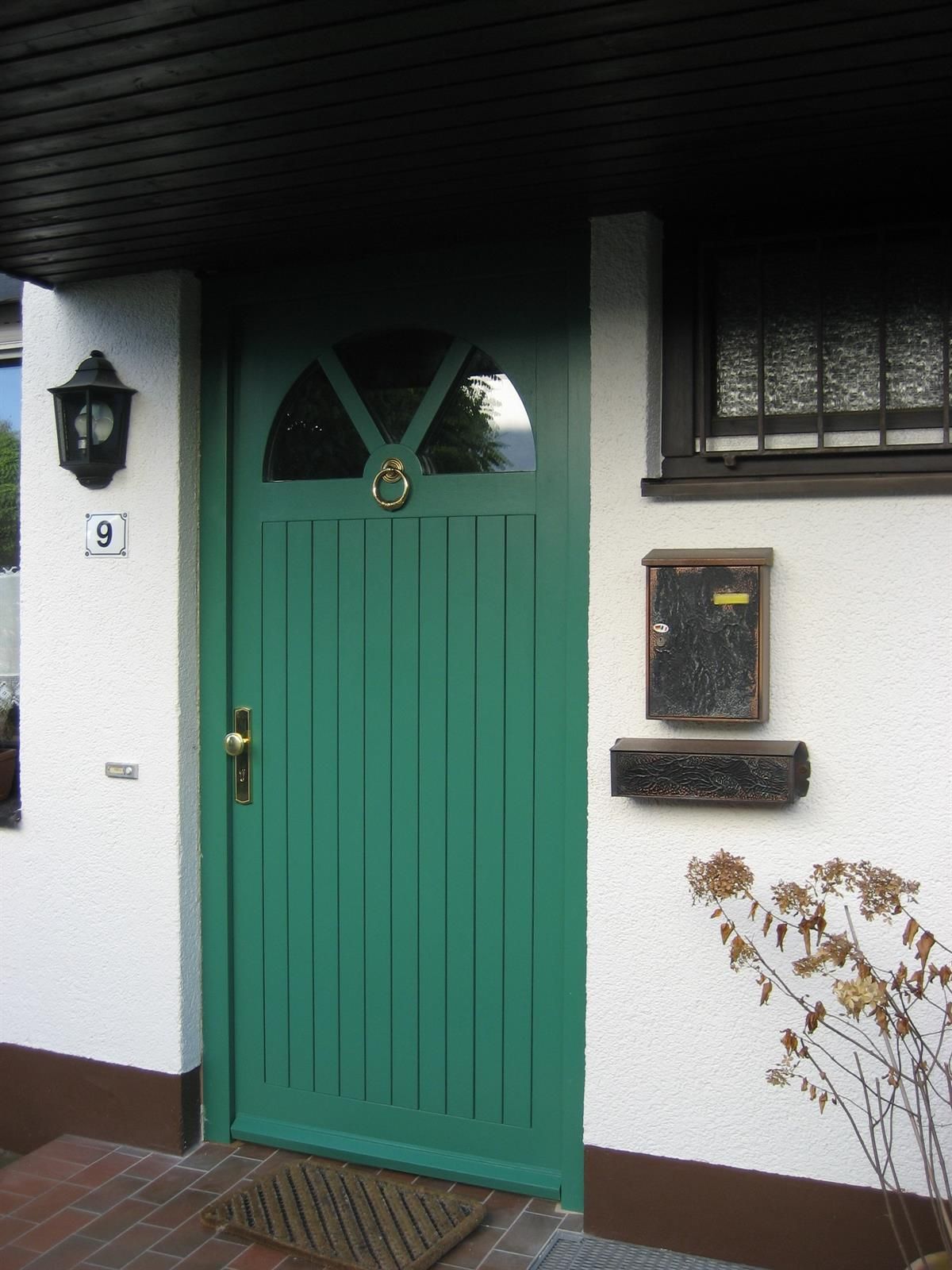 Eine grüne Tür mit der Nummer 19 darauf