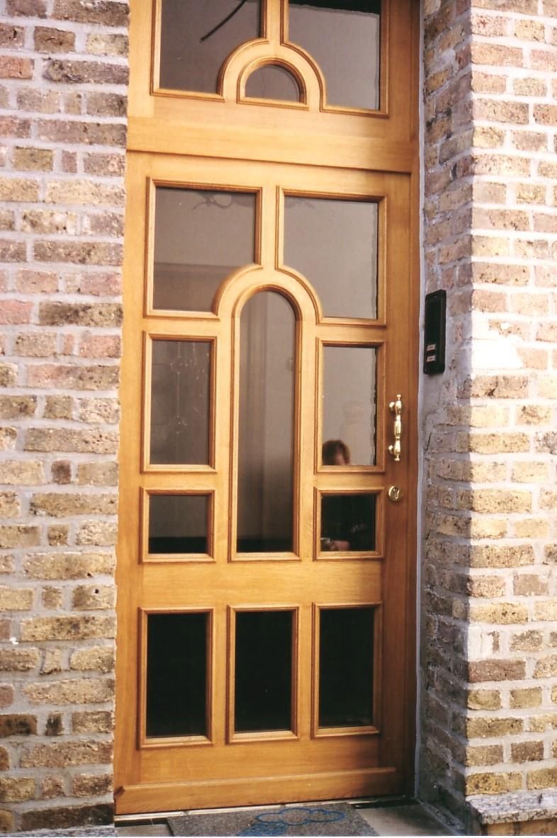 Eine Holztür mit einer Ziegelwand dahinter