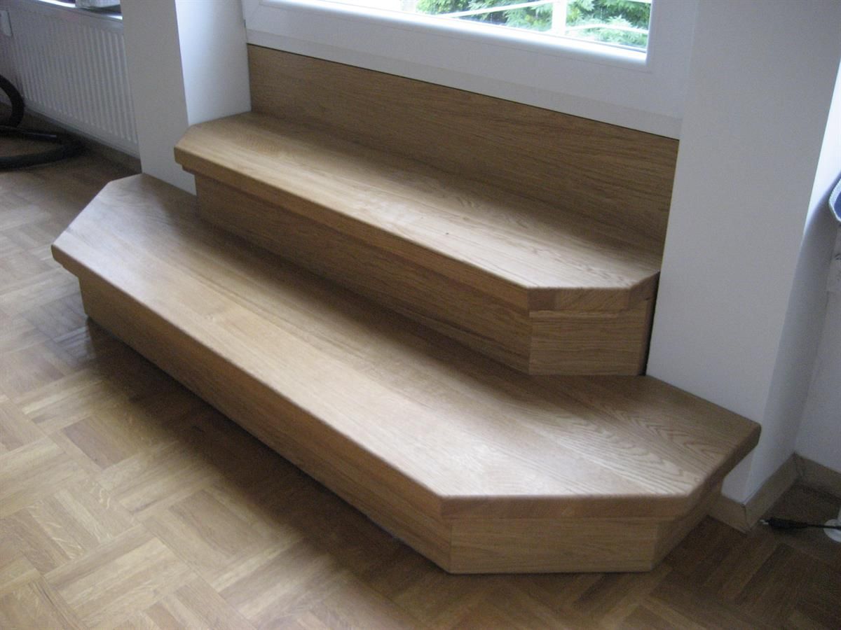 Eine Holztreppe mit einem Fenster im Hintergrund