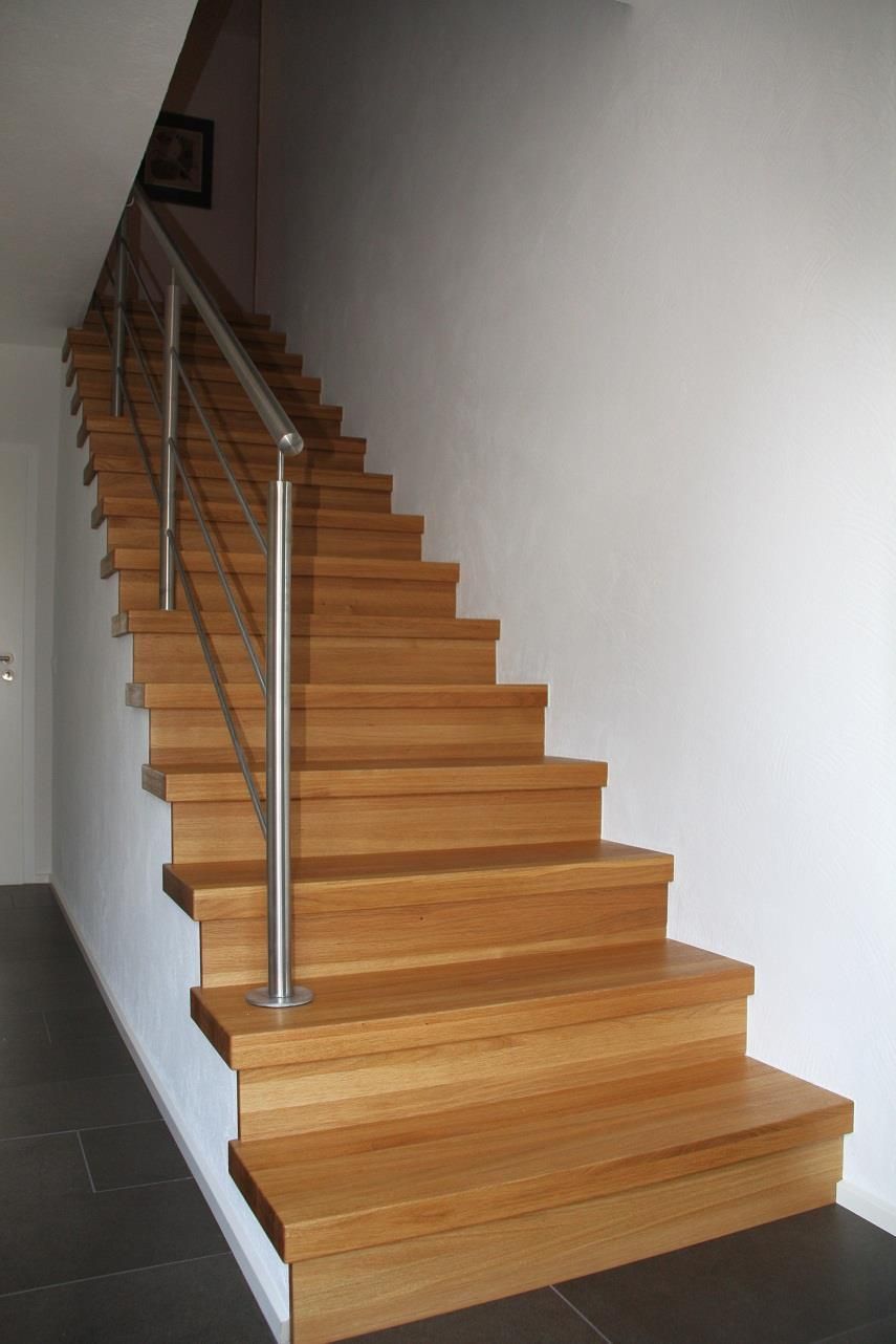 Eine Holztreppe mit Edelstahlgeländer