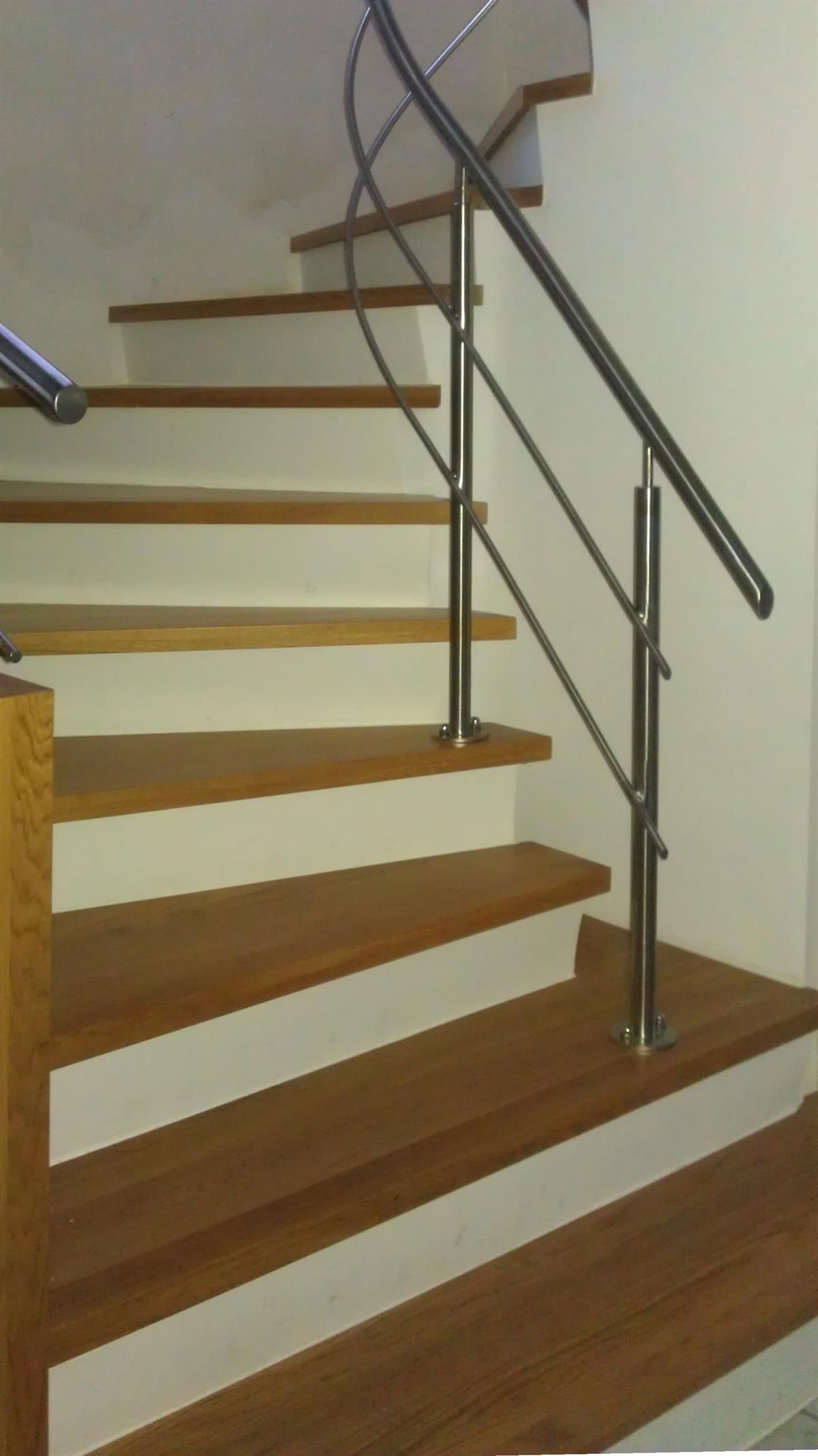 Eine Reihe von Holztreppen mit einem Metallgeländer