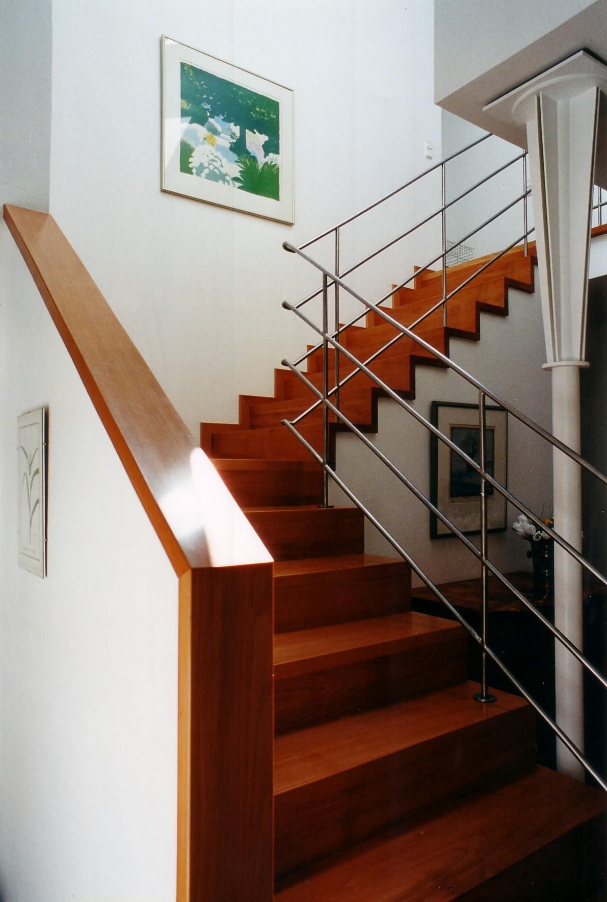 Eine Treppe mit einem Bild an der Wand darüber