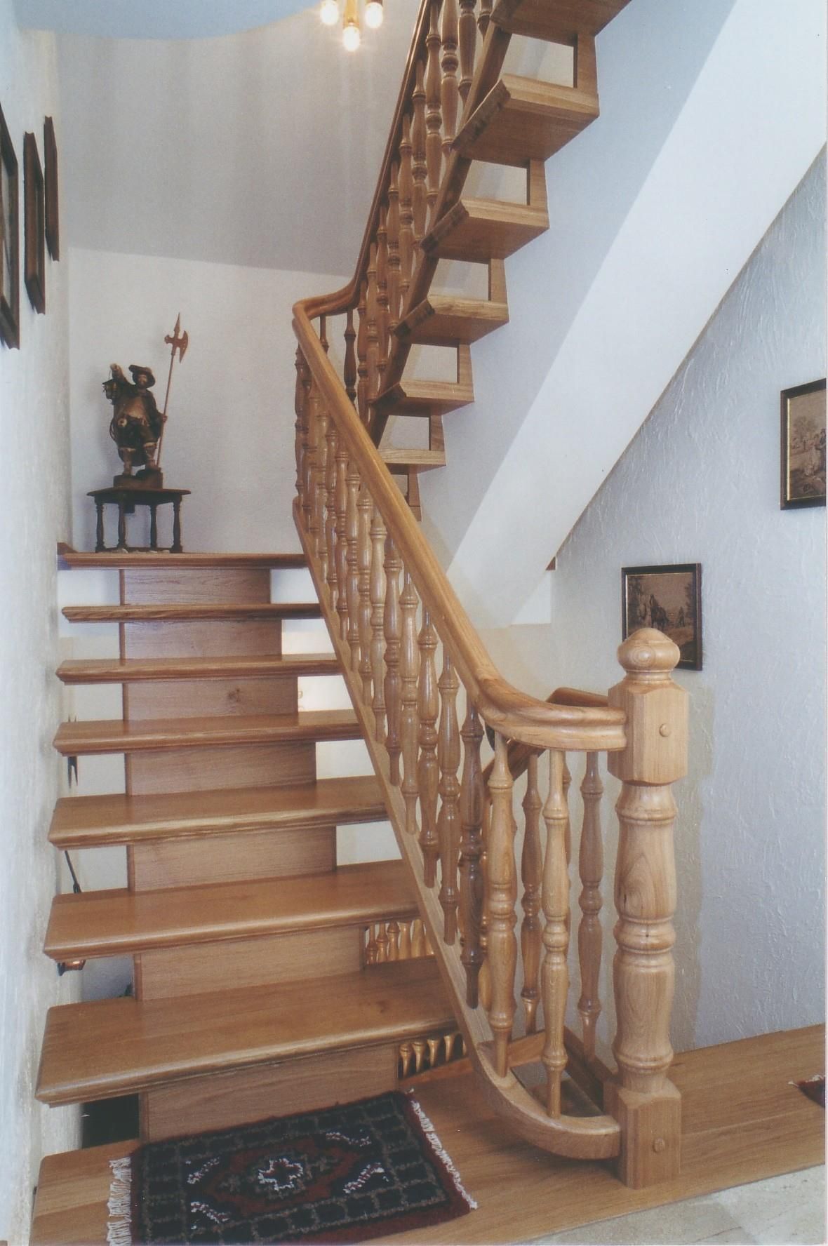 Eine Holztreppe mit einem Teppich auf dem Boden