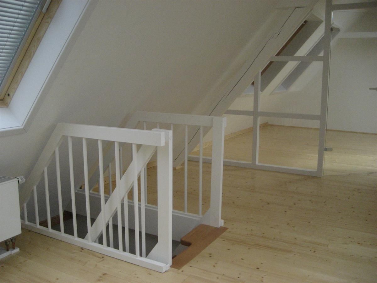 Ein leerer Raum mit einer Treppe und einem Fenster