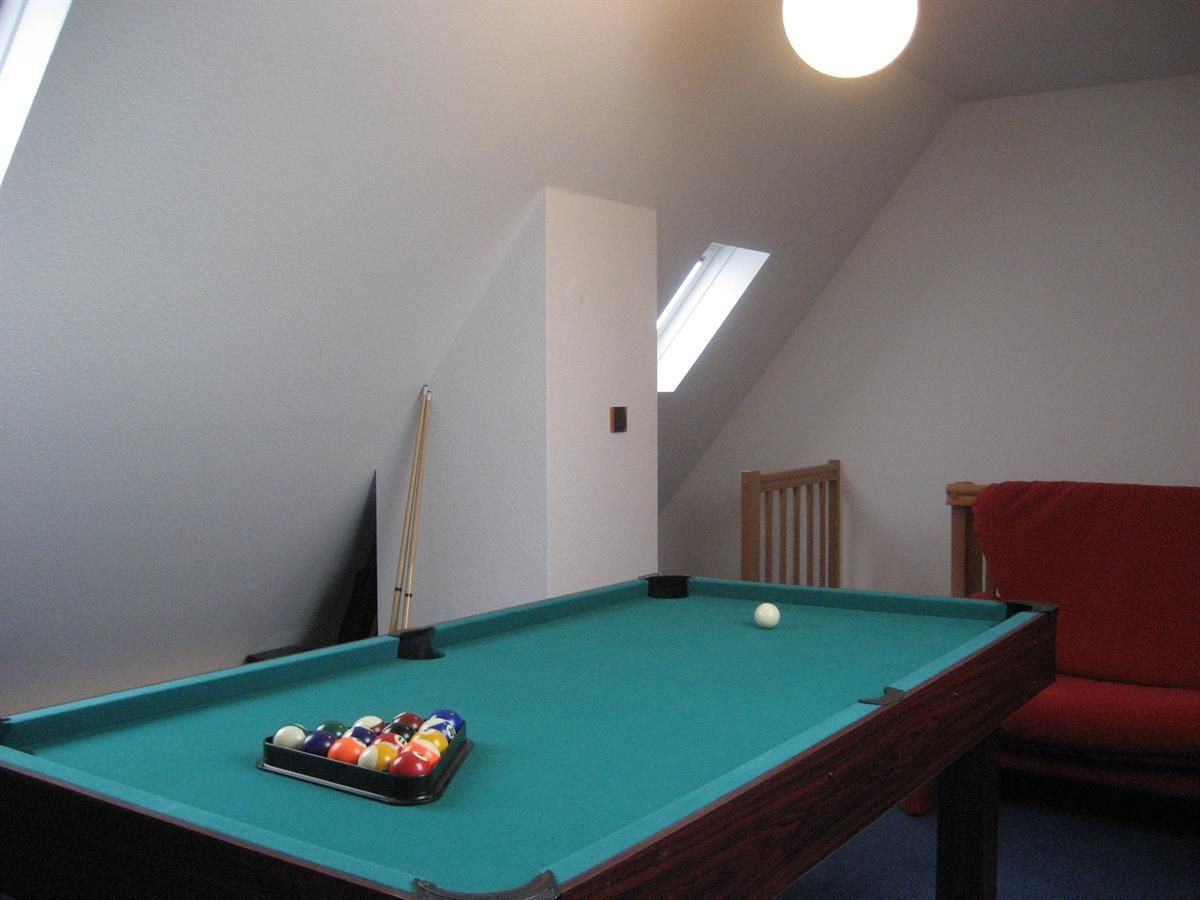 Ein Billardtisch mit Bällen und Queues darauf