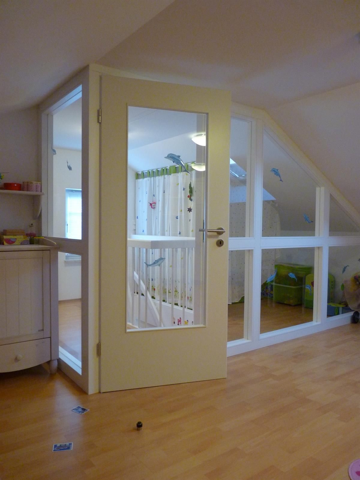 Ein Zimmer mit einer Treppe und einem Kinderbett darin