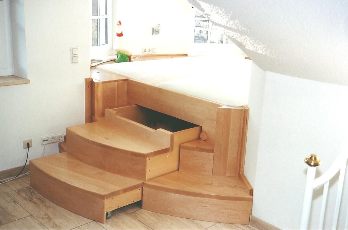 Eine Holztreppe mit einer Schublade darunter