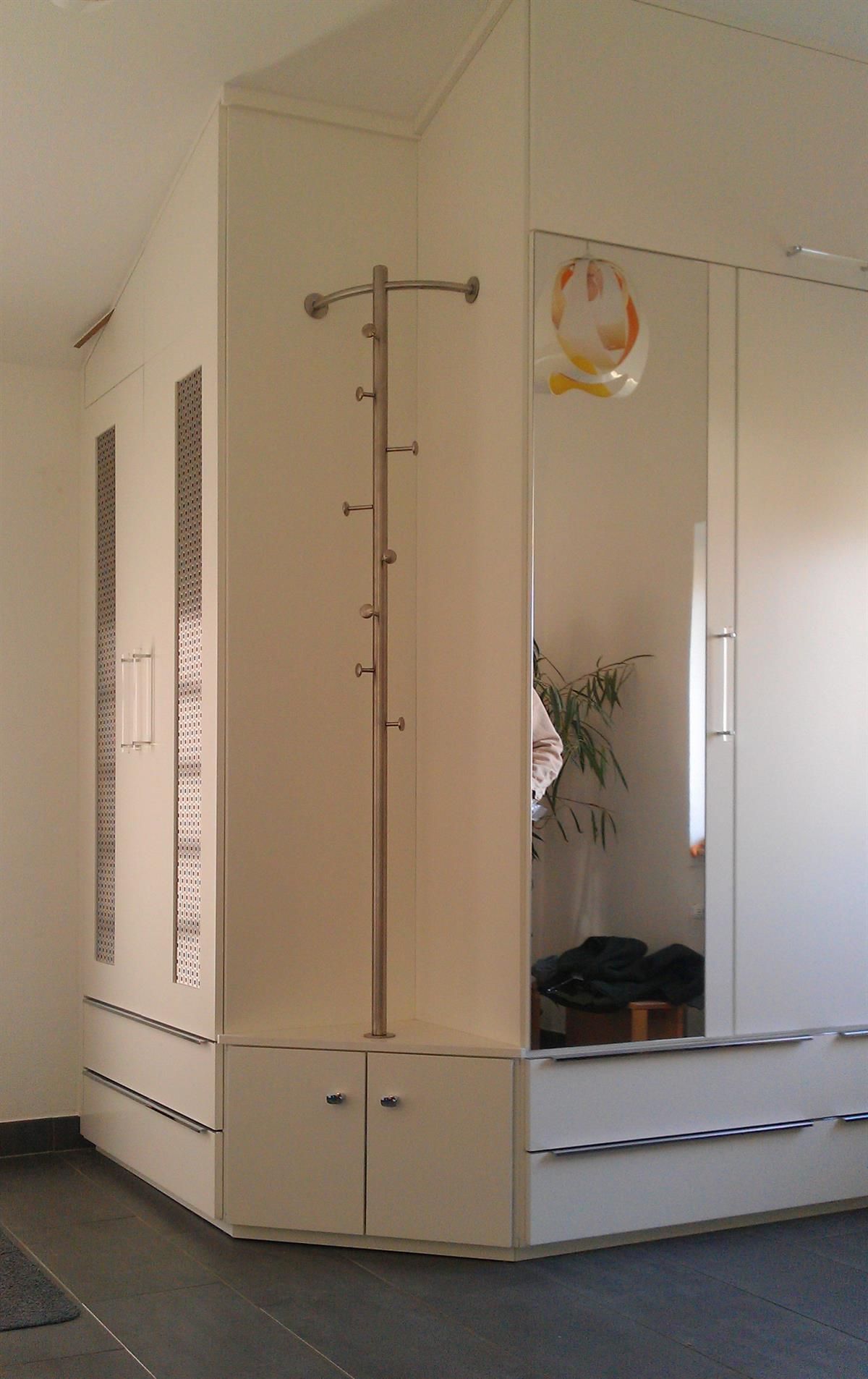 Ein Flur mit Garderobe und Spiegel