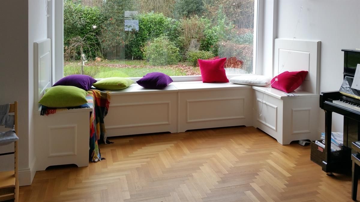 Ein Wohnzimmer mit Fenstersitz und Klavier