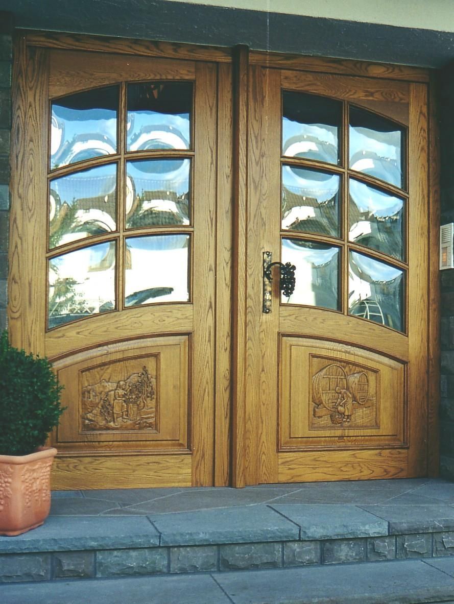 Eine Holztür mit einer Pflanze davor