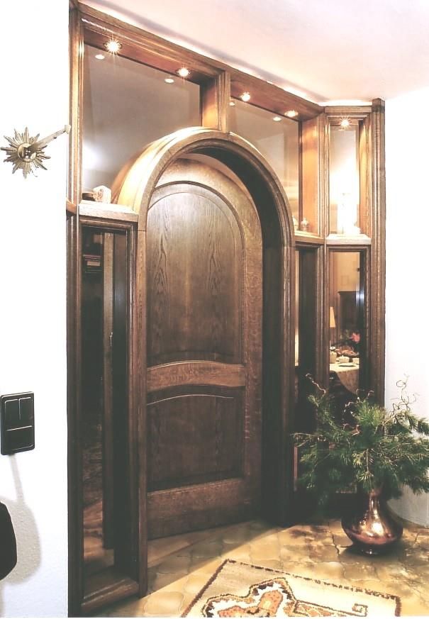 Eine Holztür mit einem Spiegel dahinter