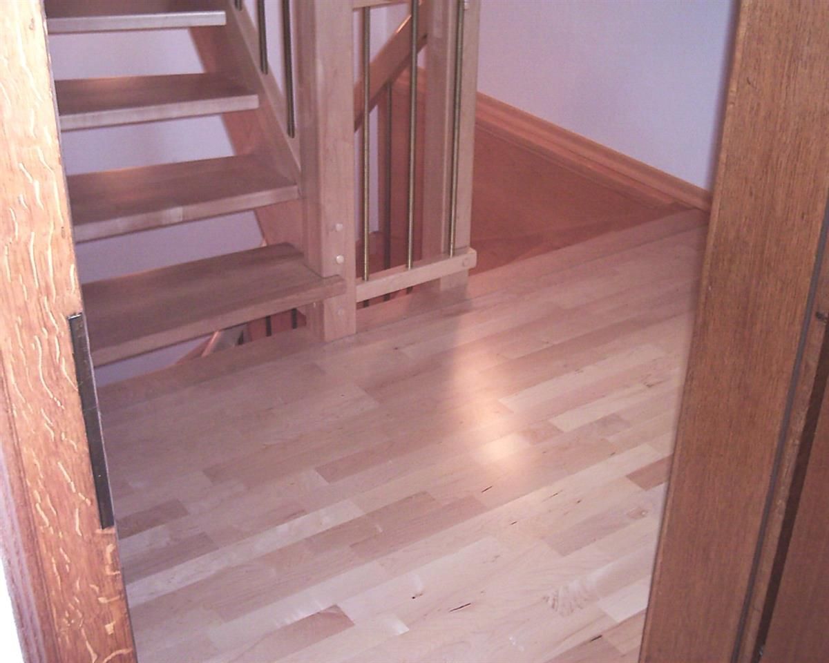 Eine Holztreppe in den zweiten Stock