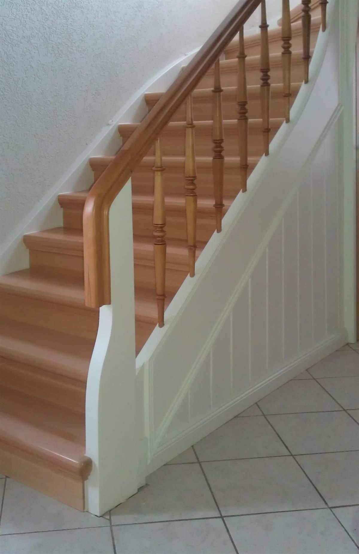 Eine Treppe mit Holzstufen und einem weißen Geländer