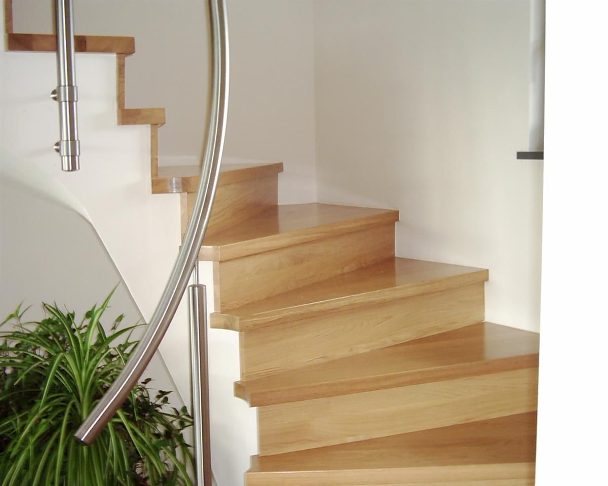 Eine Holztreppe mit Edelstahlgeländer