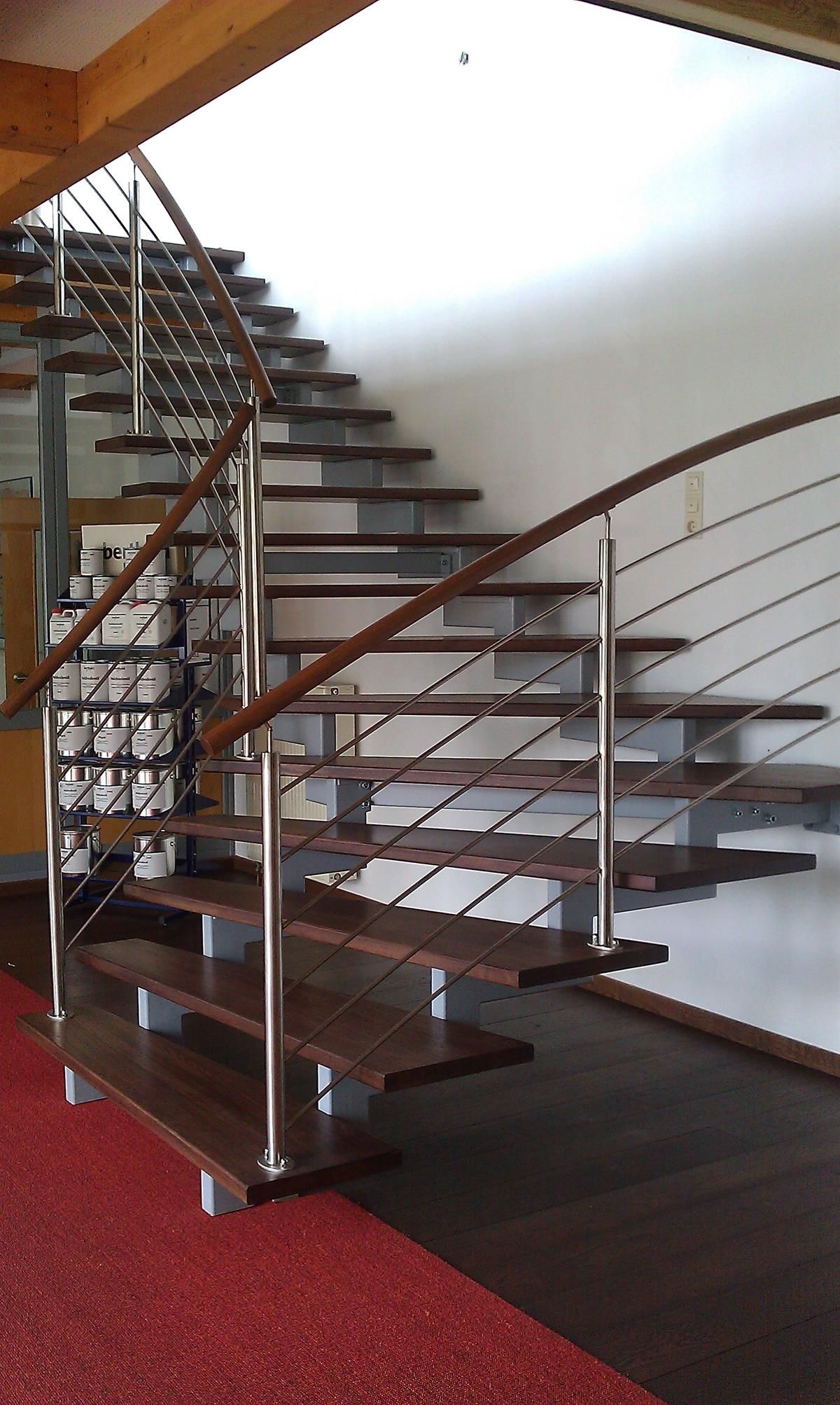 Eine Treppe mit Metallgeländer und Holzstufen
