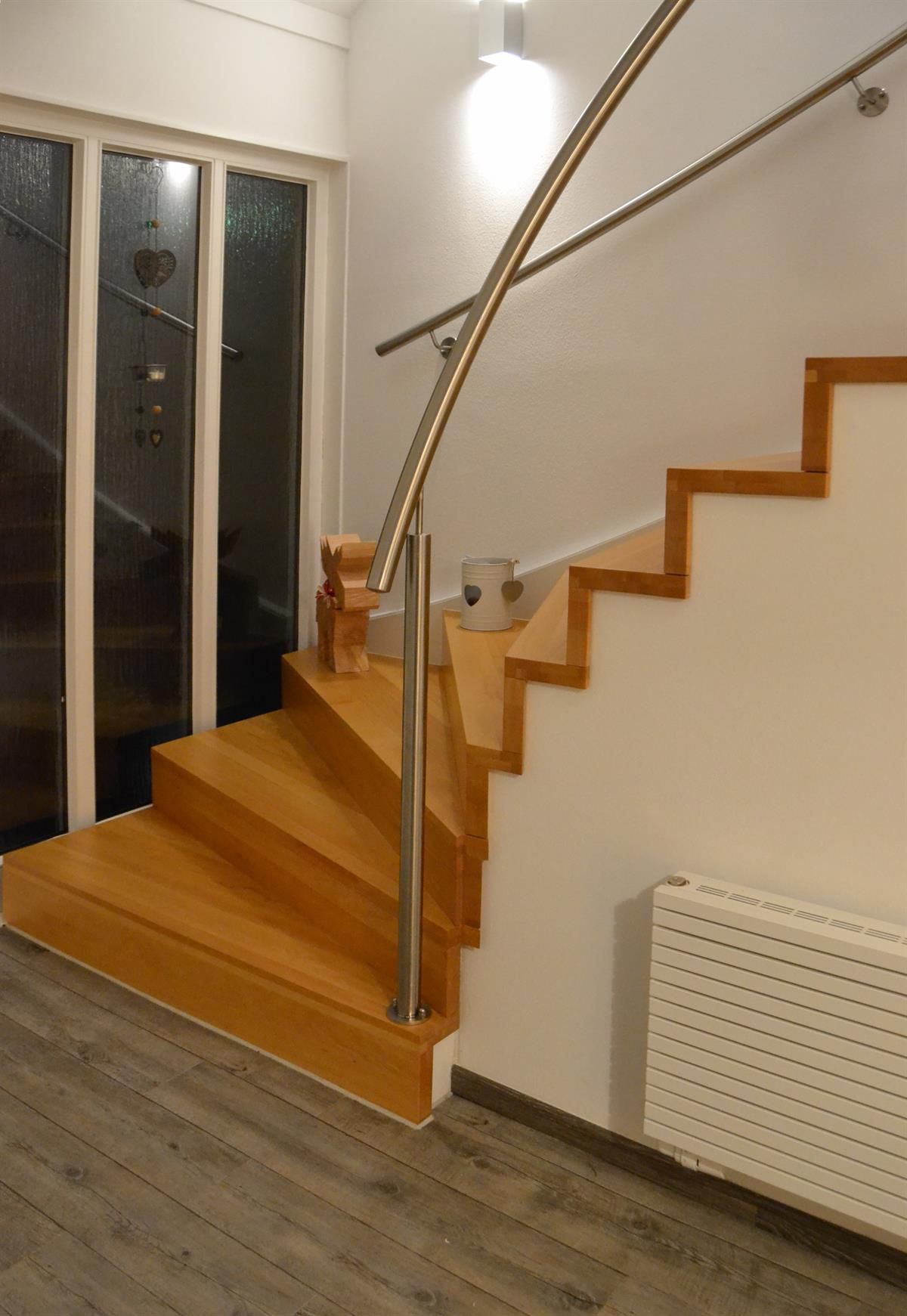 Eine Holztreppe mit Edelstahlgeländer