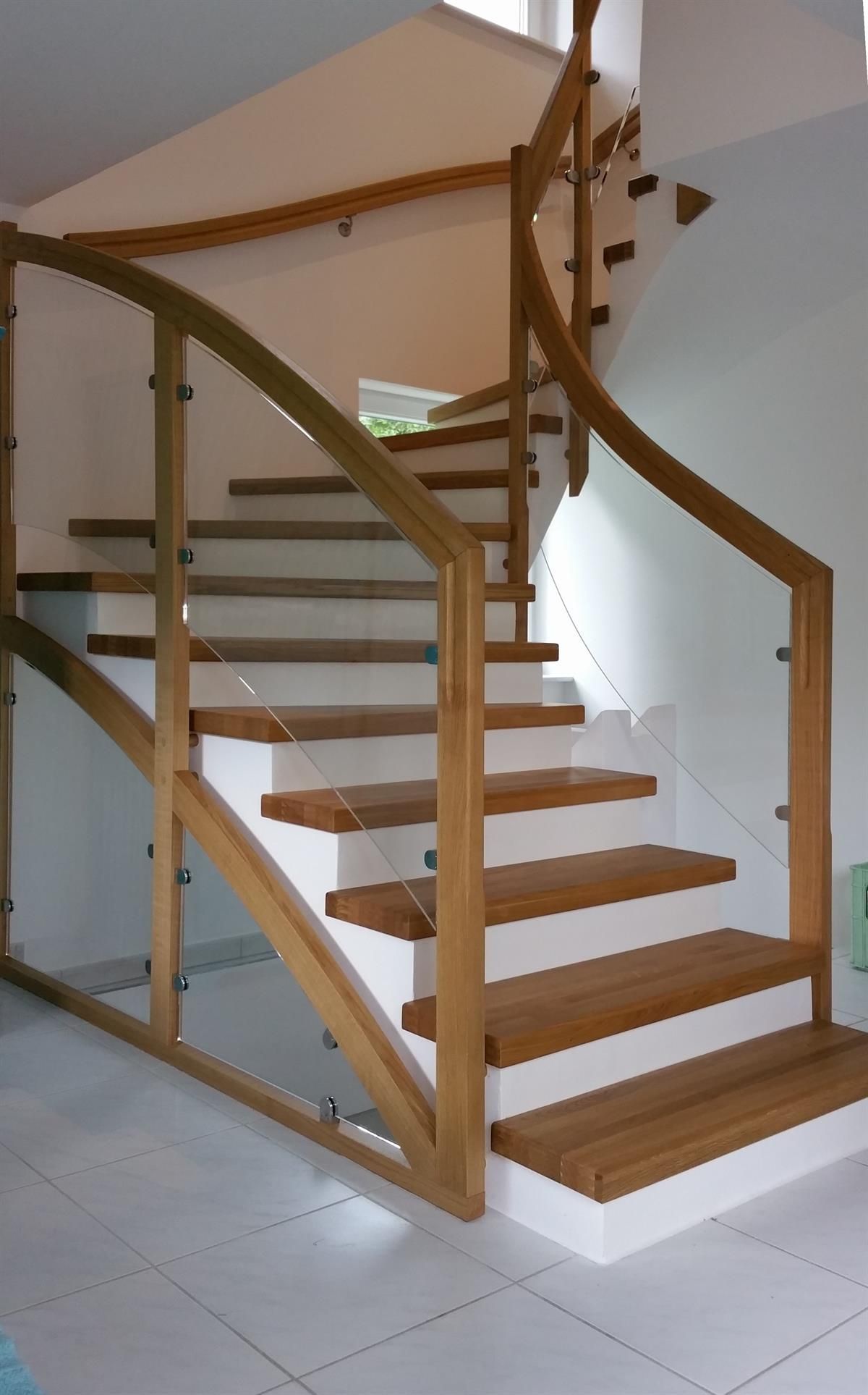 Eine Treppe mit Holzstufen und einem Glasgeländer