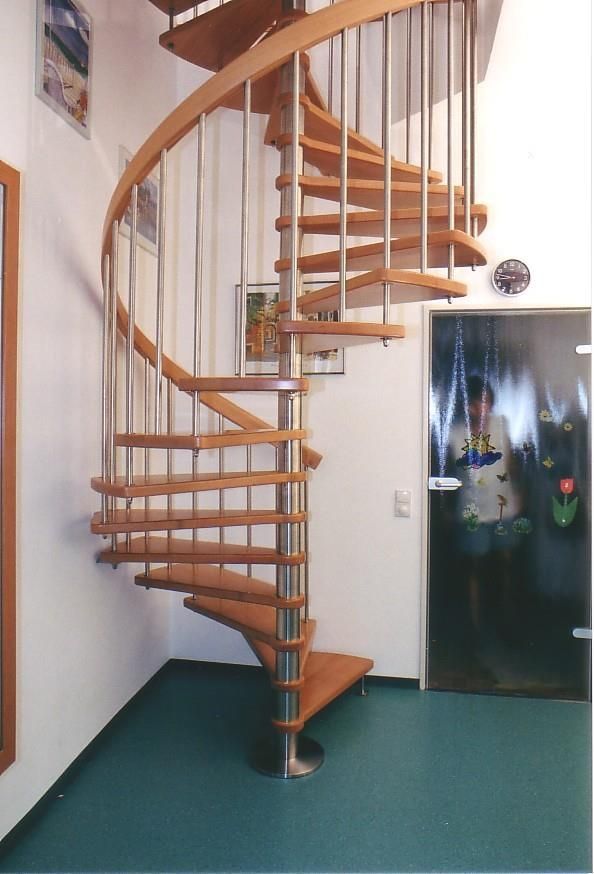 Eine Frau steht vor einer Wendeltreppe