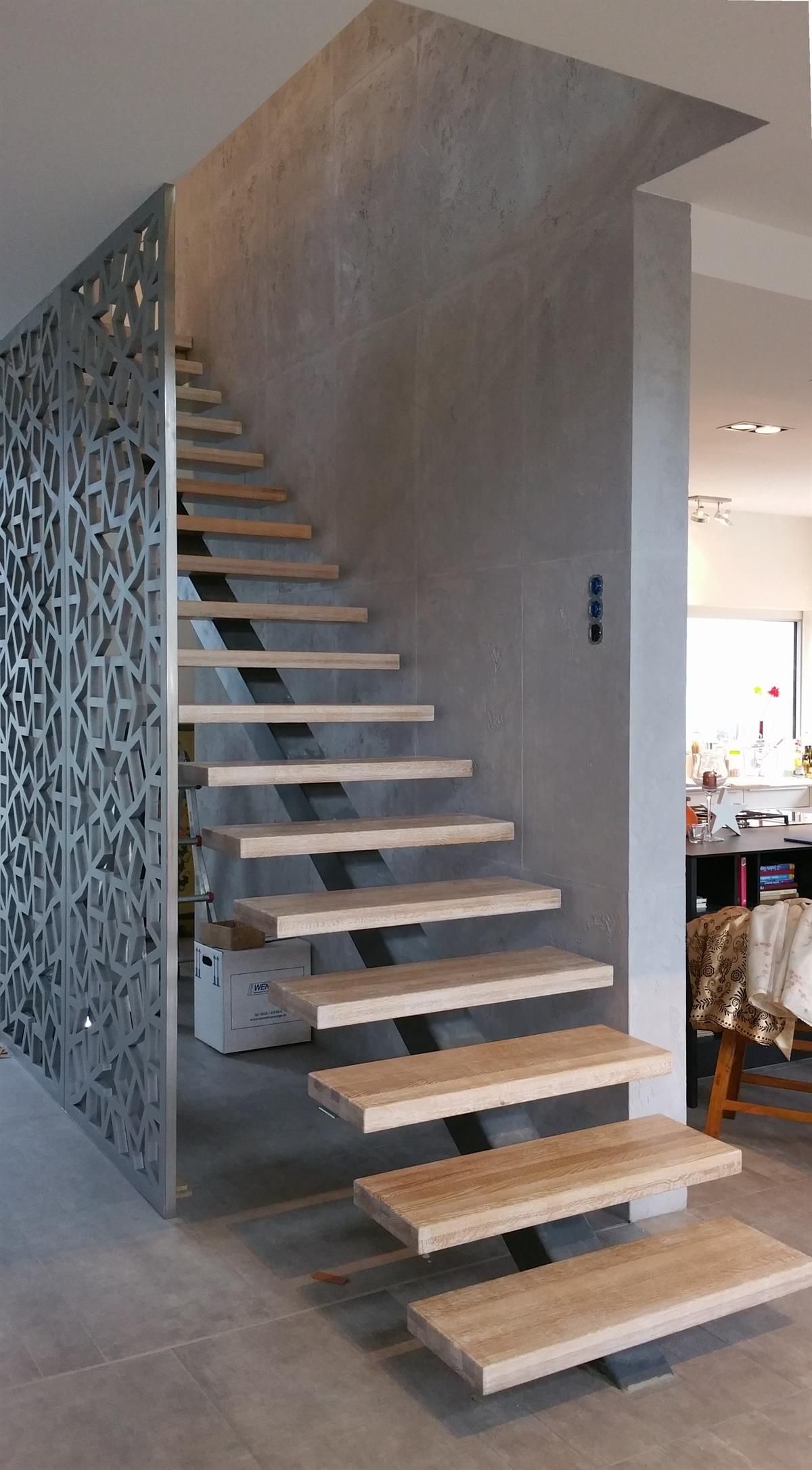 Eine Treppe mit Holzstufen und einem Metallgeländer