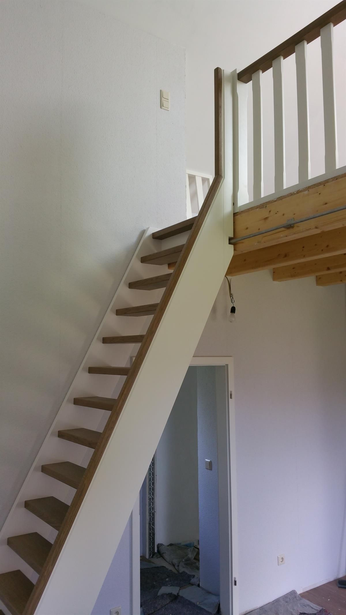 Eine Holztreppe, die in den zweiten Stock führt