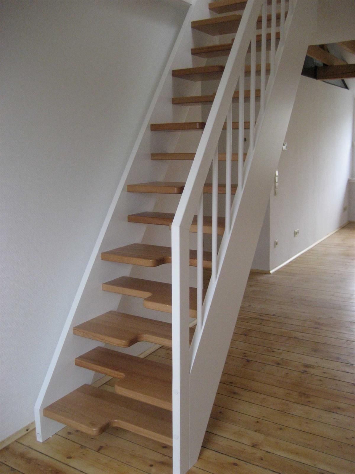 Eine Treppe mit Holzstufen und einem weißen Geländer