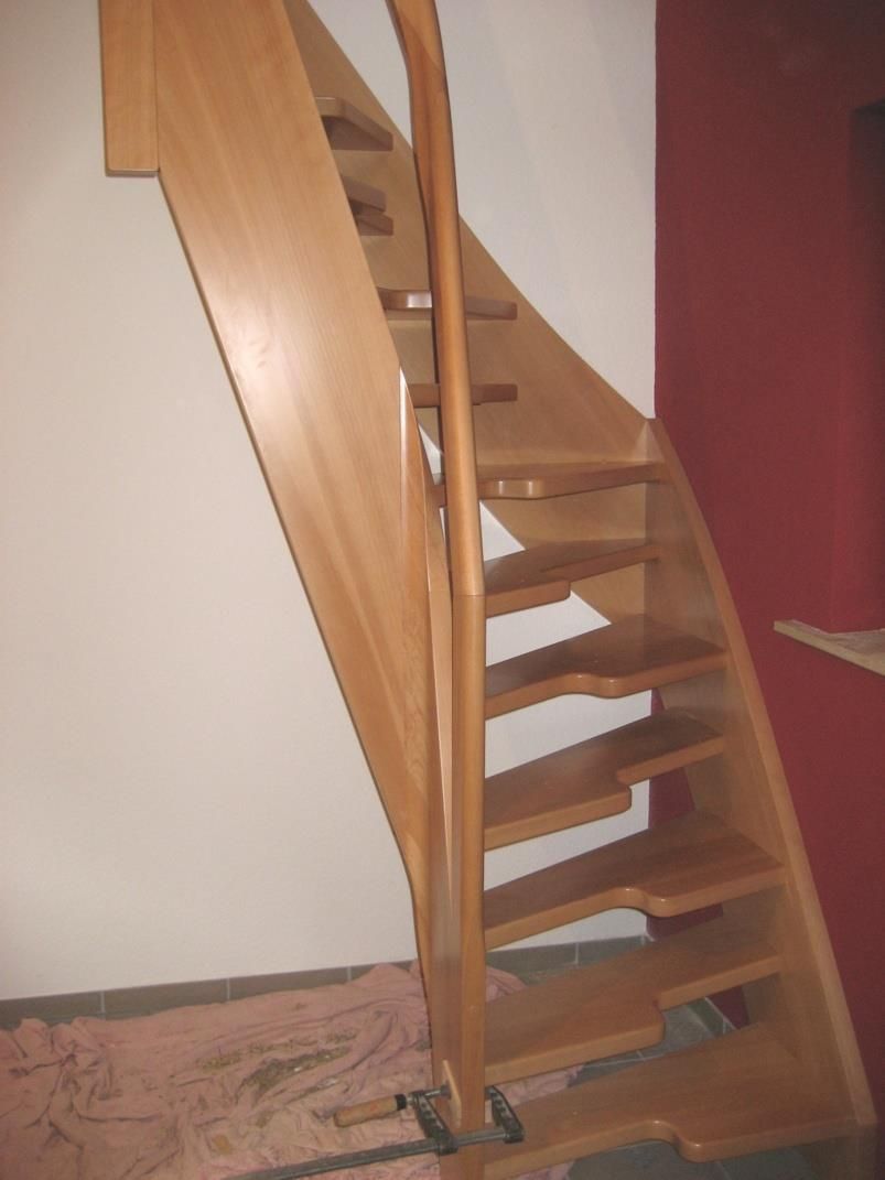 Eine Holztreppe mit einer roten Wand dahinter