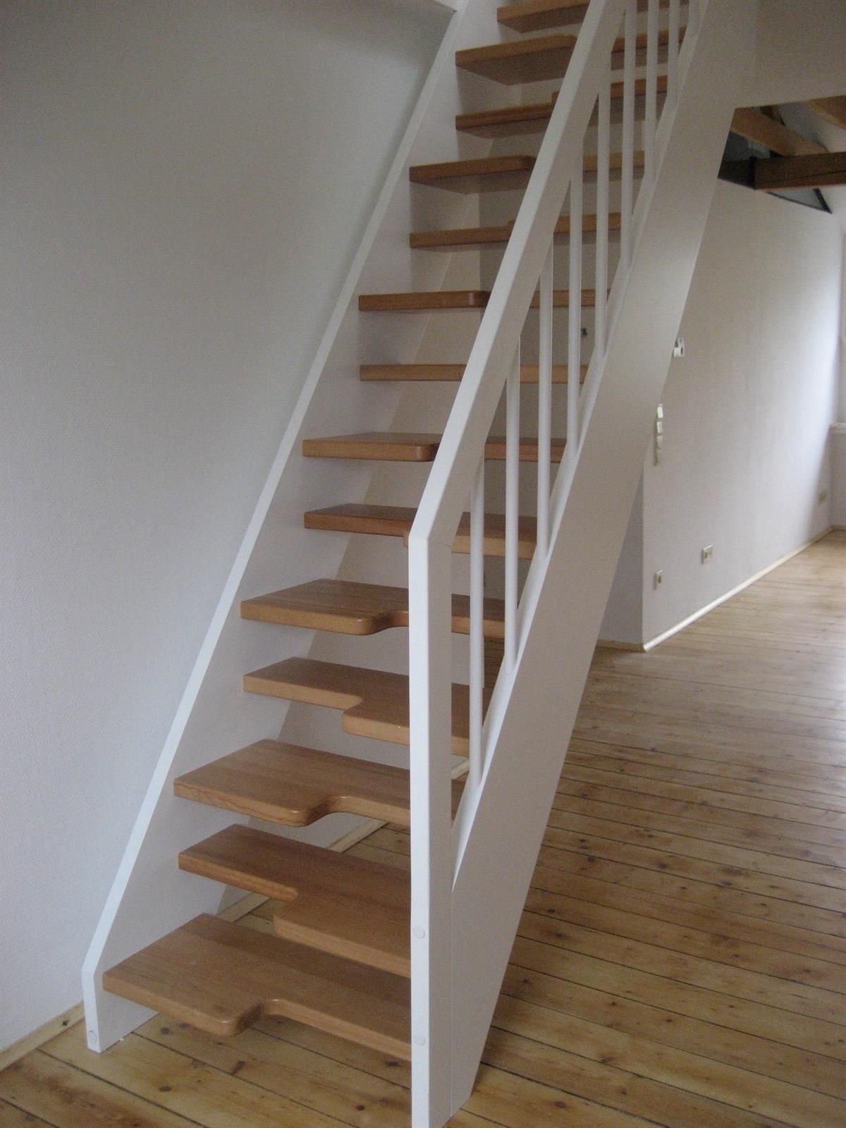 Eine Treppe mit Holzstufen und einem weißen Geländer