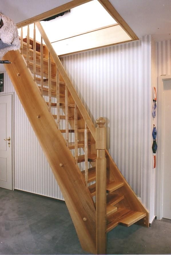 Eine Holztreppe mit einem Teddybär darauf