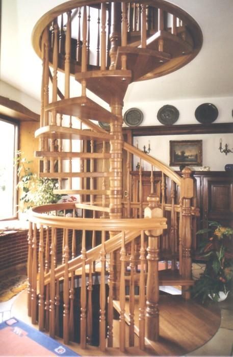 Eine hölzerne Wendeltreppe in einem Wohnzimmer