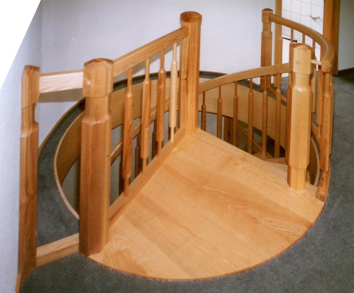 Eine hölzerne Wendeltreppe mit einem Holzgeländer