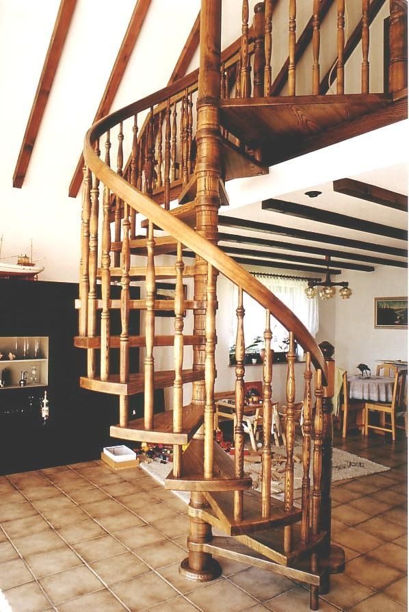 Eine hölzerne Wendeltreppe in einem Wohnzimmer