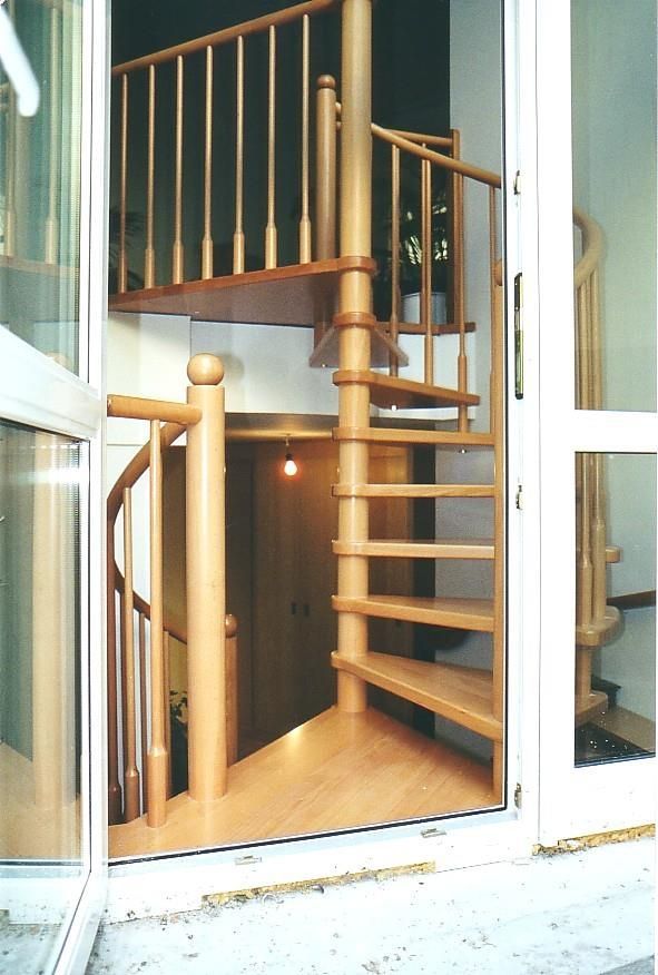 Eine hölzerne Wendeltreppe, die in den zweiten Stock führt