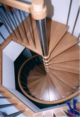 Eine Wendeltreppe aus Holz und Edelstahl