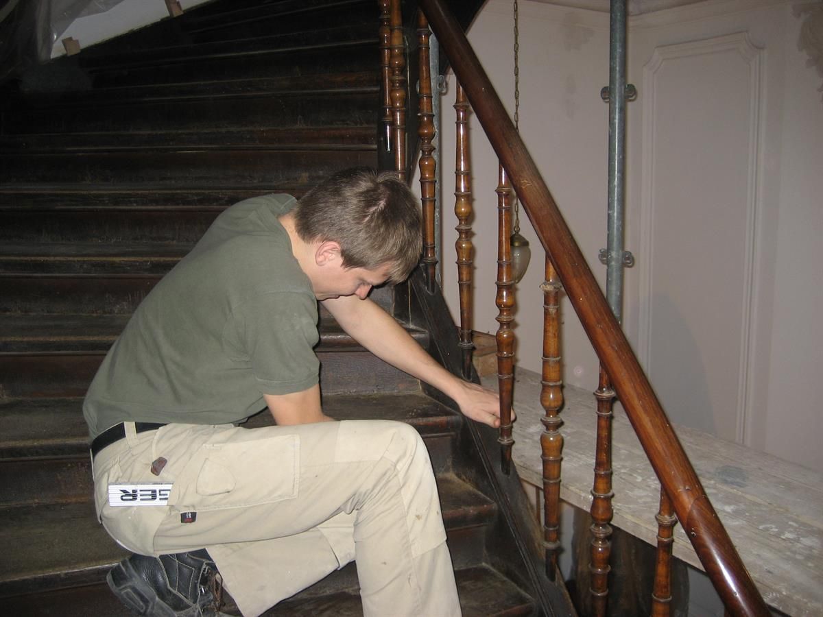 Ein Mann kniet auf einer Treppe und hat einen Aufkleber mit der Aufschrift „USA“ auf seiner Hose.