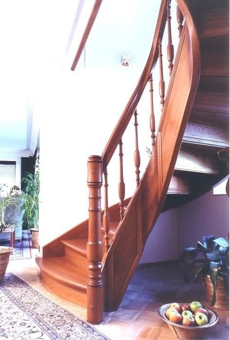 Eine Holztreppe mit einer Obstschale auf dem Boden