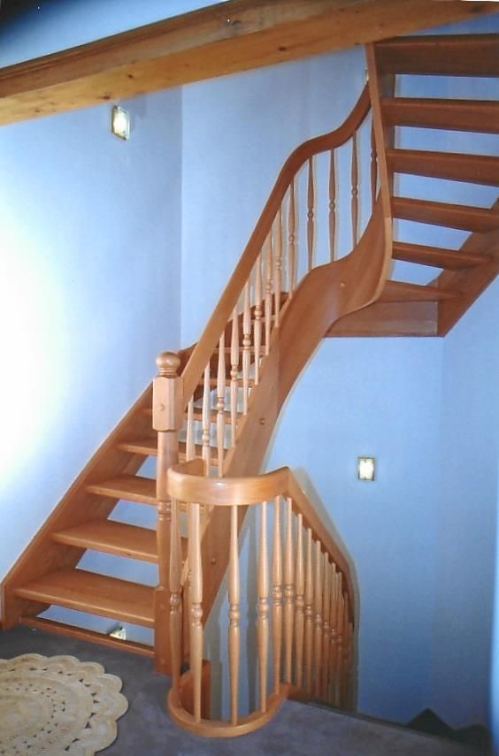 Eine Holztreppe mit einer blauen Wand dahinter