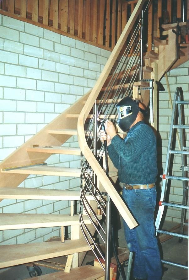 Ein Mann mit Schweißmaske arbeitet an einer Treppe