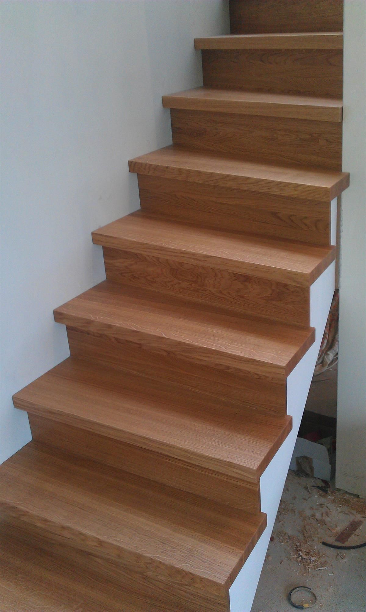 Eine Reihe von Holztreppen mit einem weißen Geländer