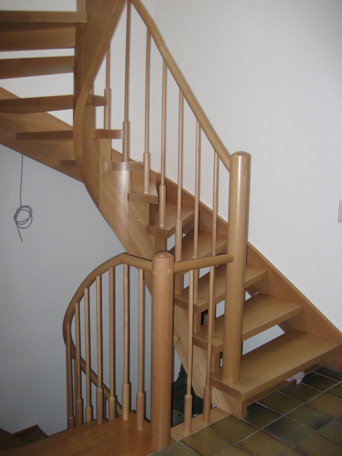 Eine hölzerne Wendeltreppe mit einem Holzgeländer