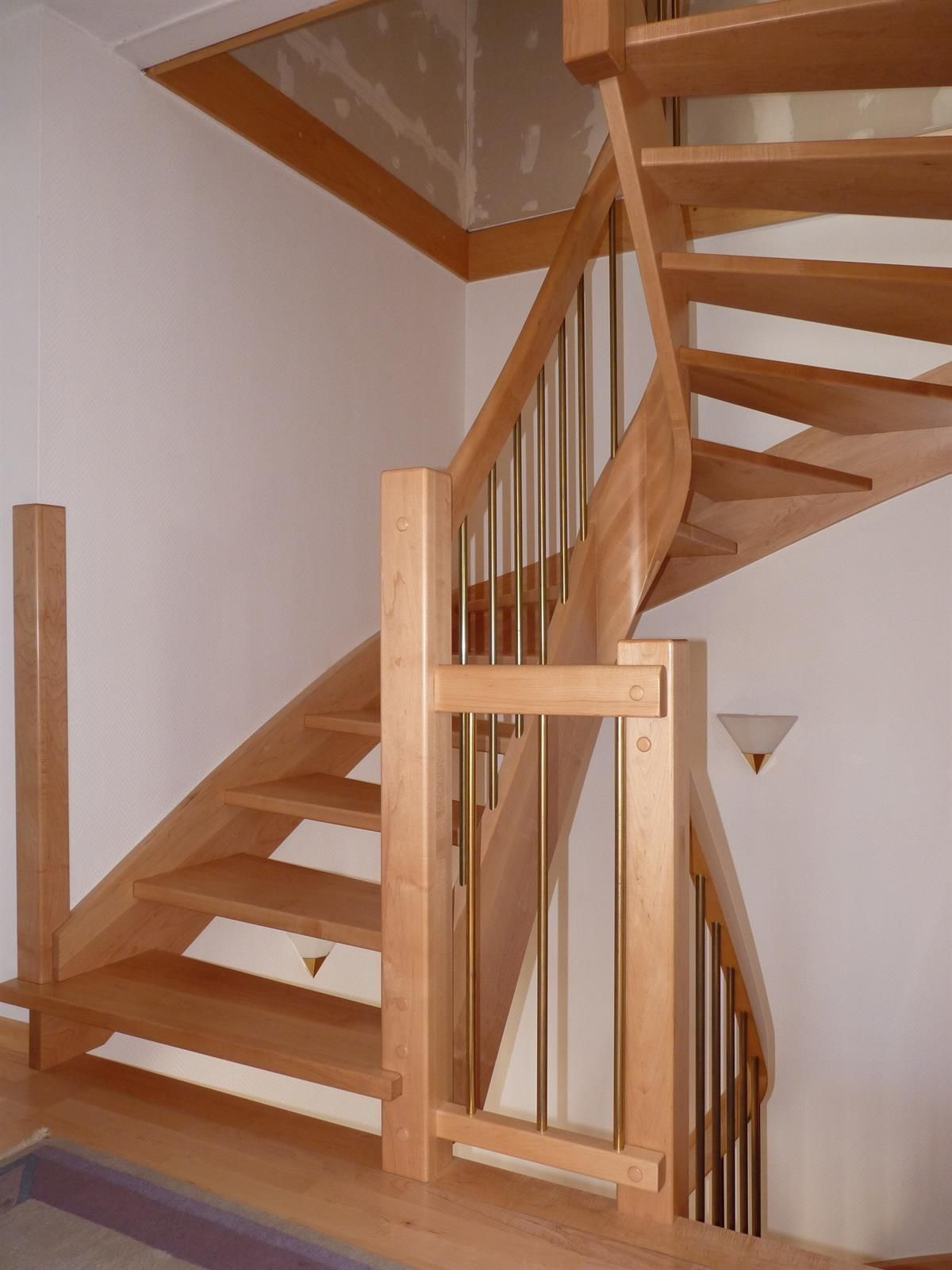 Eine Holztreppe mit einem Metallgeländer in einem Raum