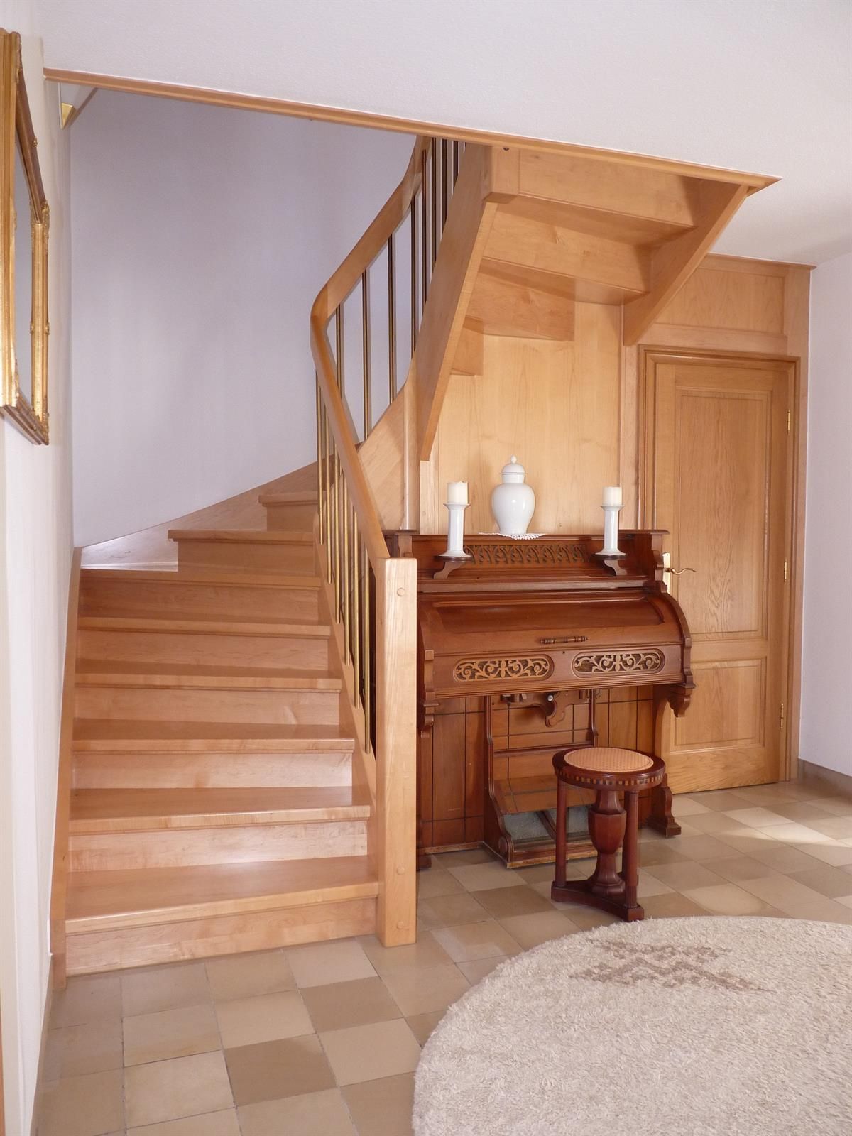 Eine Holztreppe mit einem Schreibtisch darunter