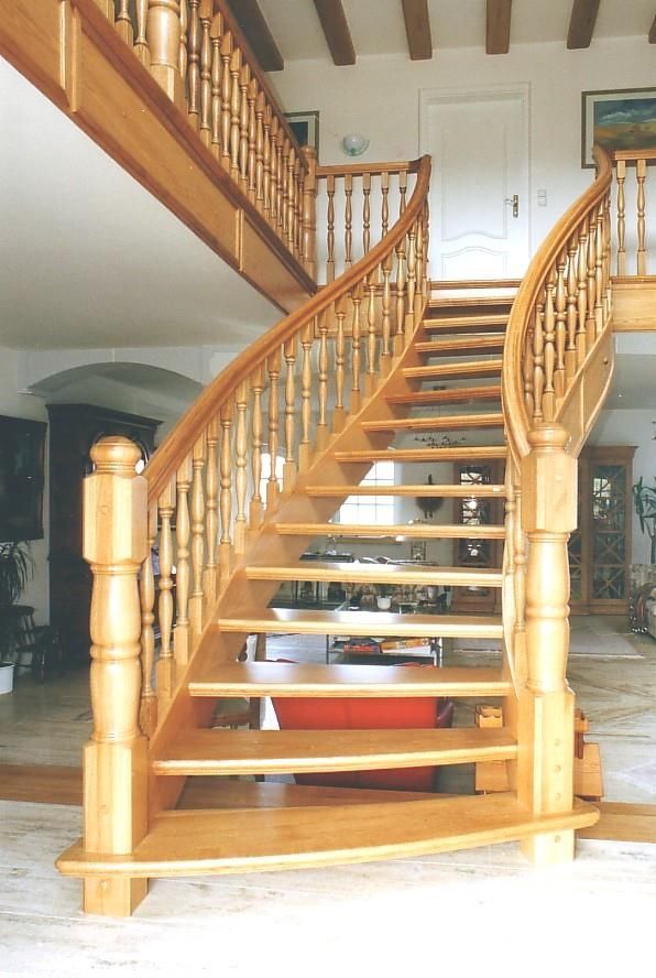 Eine Holztreppe, die in den zweiten Stock eines Hauses führt