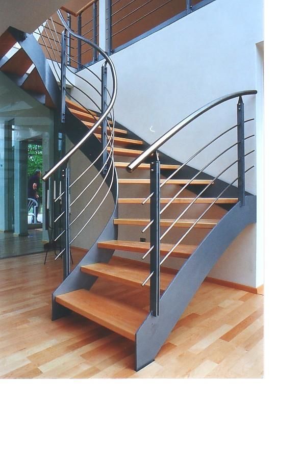 Eine Treppe mit Holzstufen und einem Metallgeländer