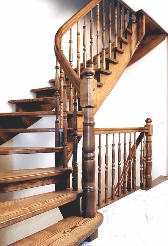 Eine Holztreppe mit geschwungenem Geländer und Stufen