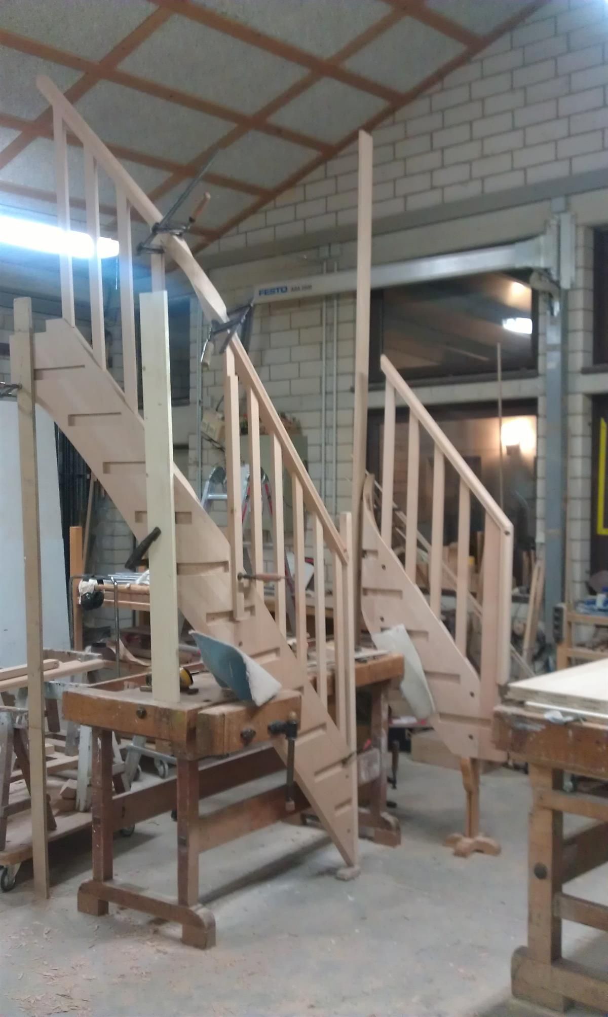 In einer Werkstatt wird eine Holztreppe gebaut