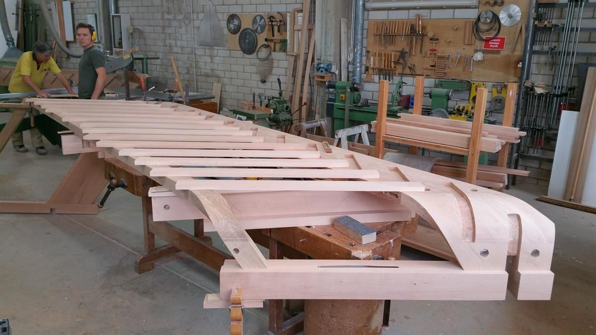 In einer Werkstatt wird eine Holzkonstruktion gebaut
