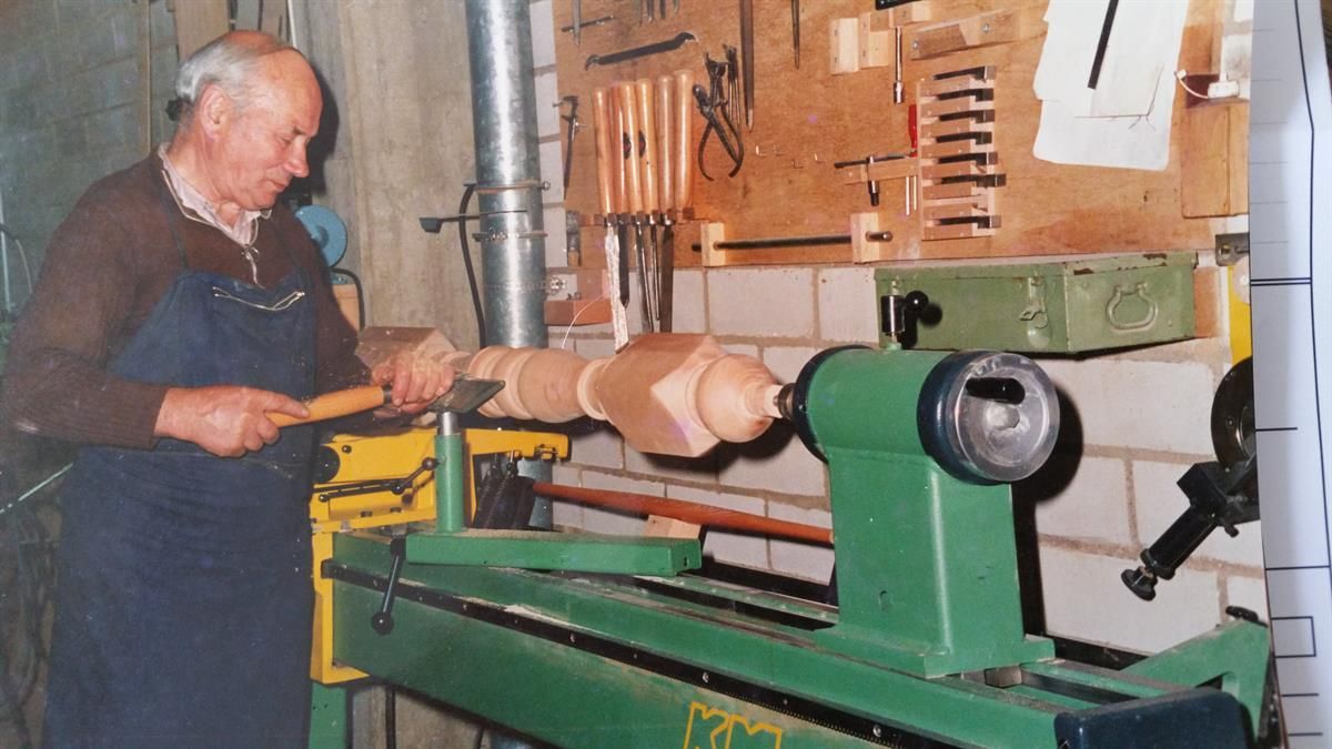 Ein Mann arbeitet an einer Drehbank, auf der die Zahl 7 steht