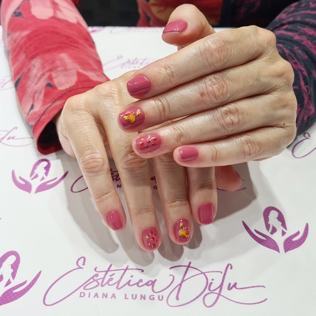 Un primer plano de las uñas de una mujer con las palabras estetica diffu diana lungu